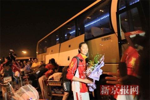 上千名球迷首都机场迎接女排 郎平乘专车离开