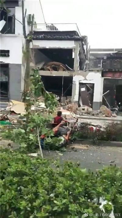 苏州人民路一家饭店爆炸 疑似煤气罐爆炸引起